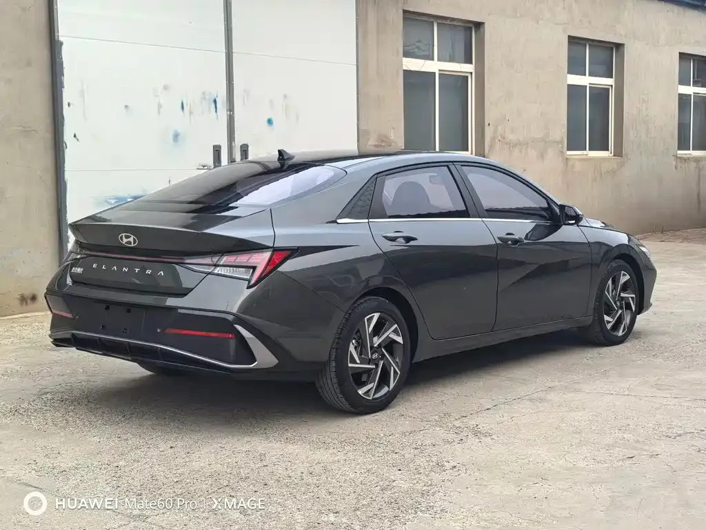 Hyundai Elantra — фото 3