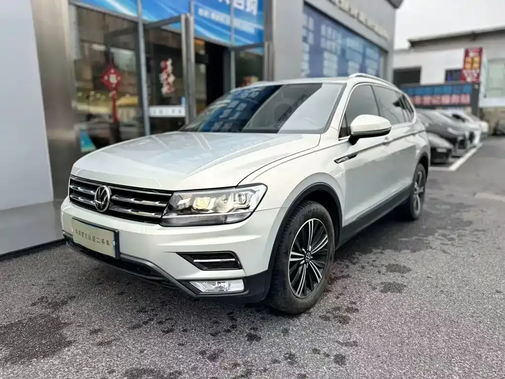 Volkswagen Tiguan L — фото 1