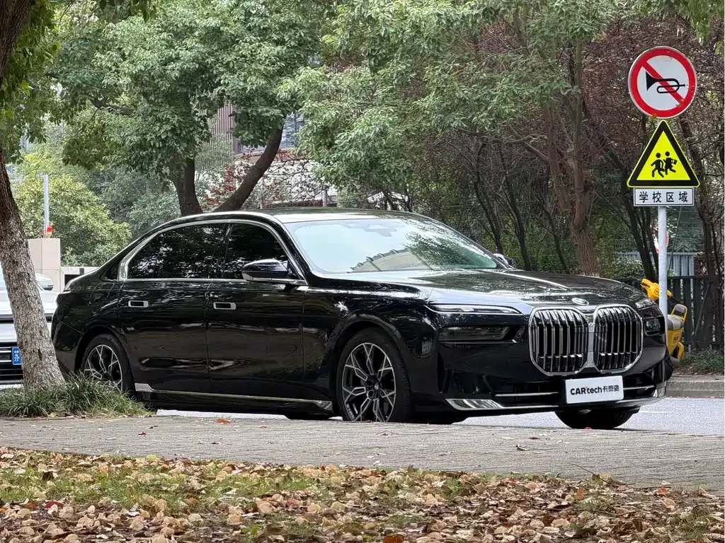 BMW 7 Series — фото 10