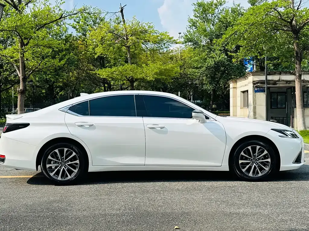 Lexus ES — фото 10
