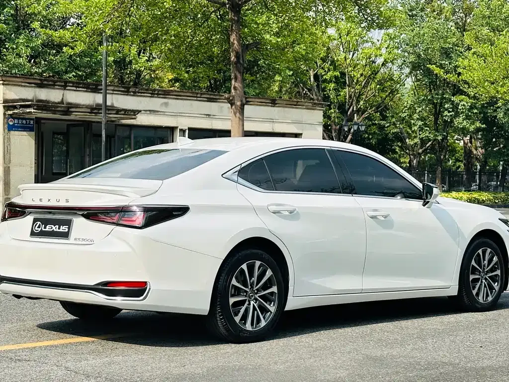 Lexus ES — фото 8