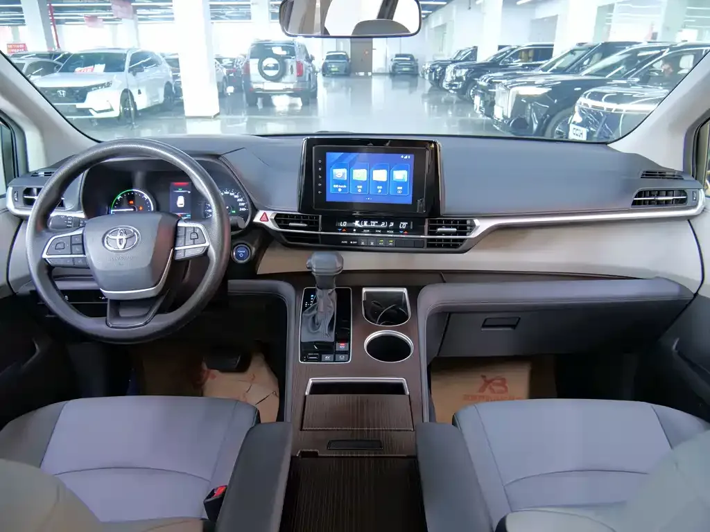 Toyota Granvia — фото 10