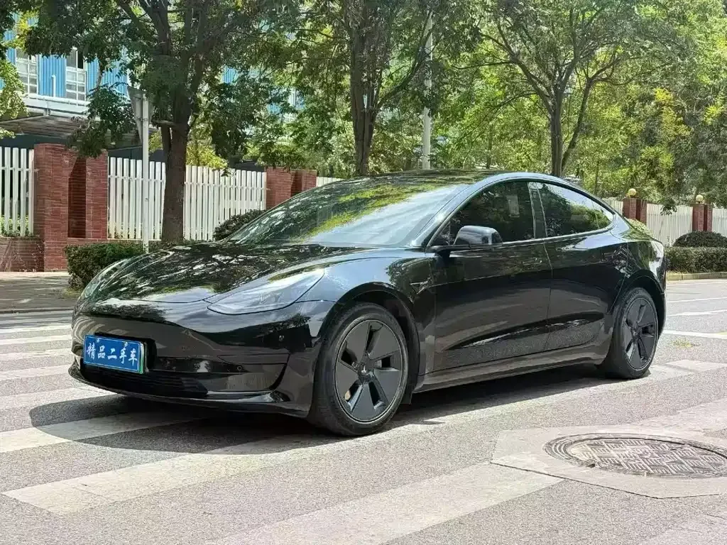 Tesla Model 3 — фото 1