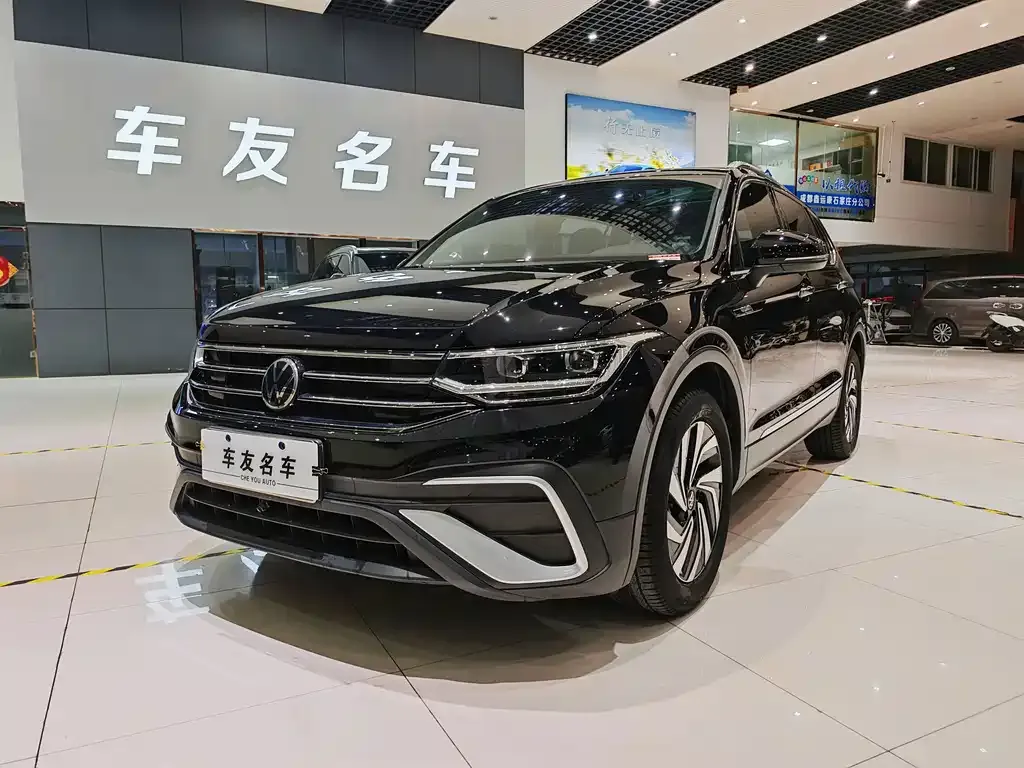 Volkswagen Tiguan L — фото 1