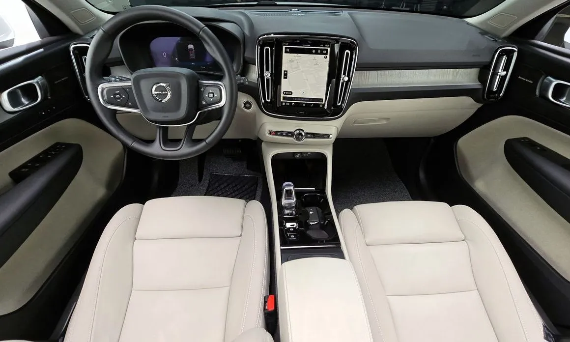 Volvo XC40 — фото 10