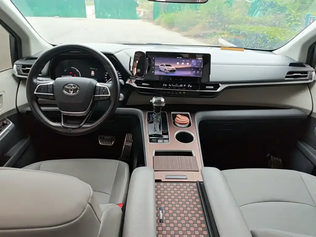 Toyota Granvia — фото 8