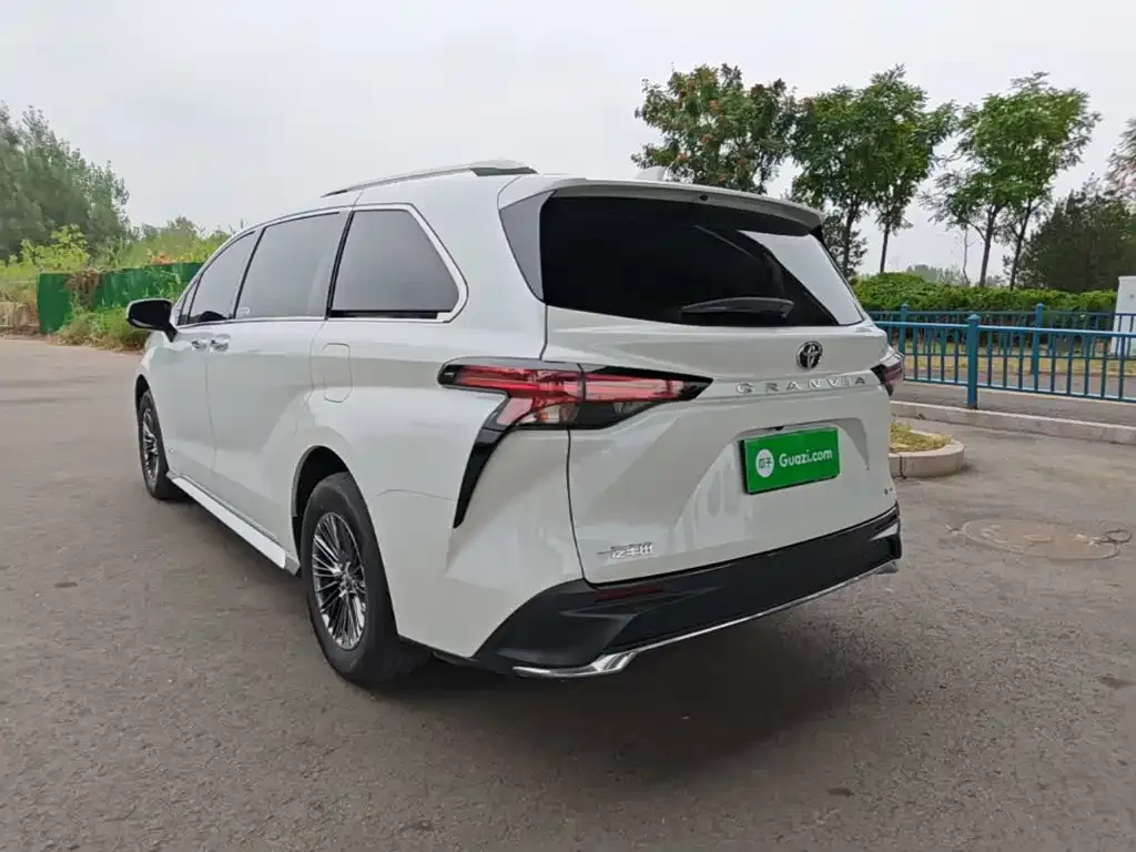 Toyota Granvia — фото 9