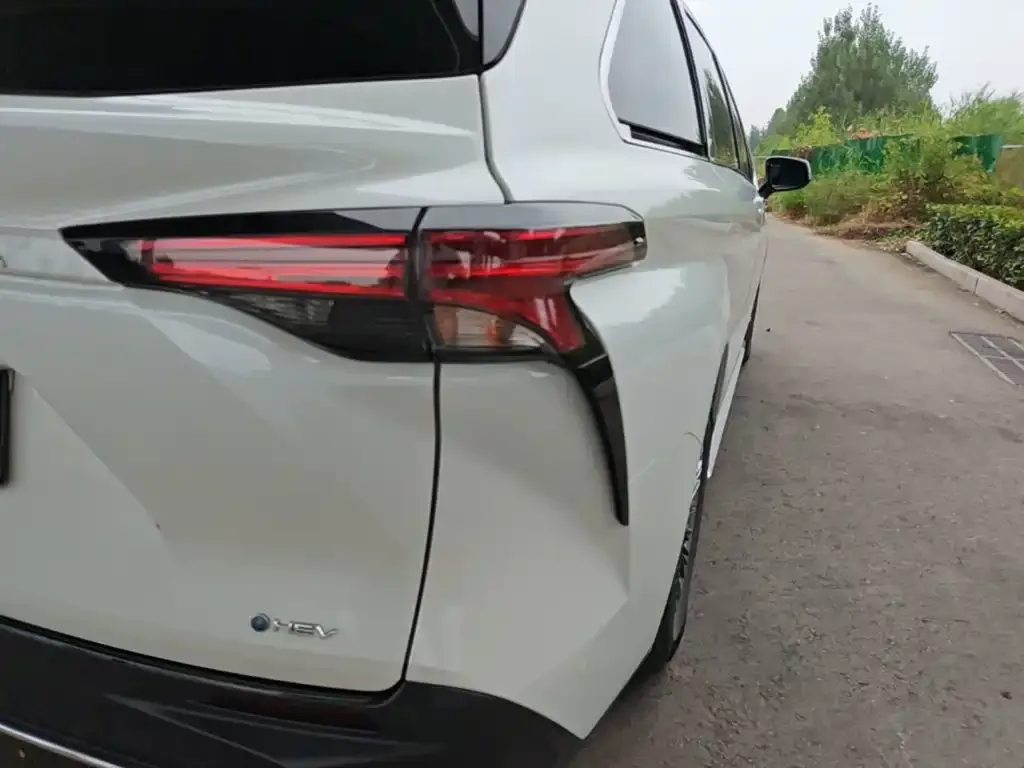 Toyota Granvia — фото 7
