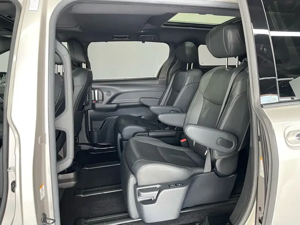 Toyota Sienna — фото 6