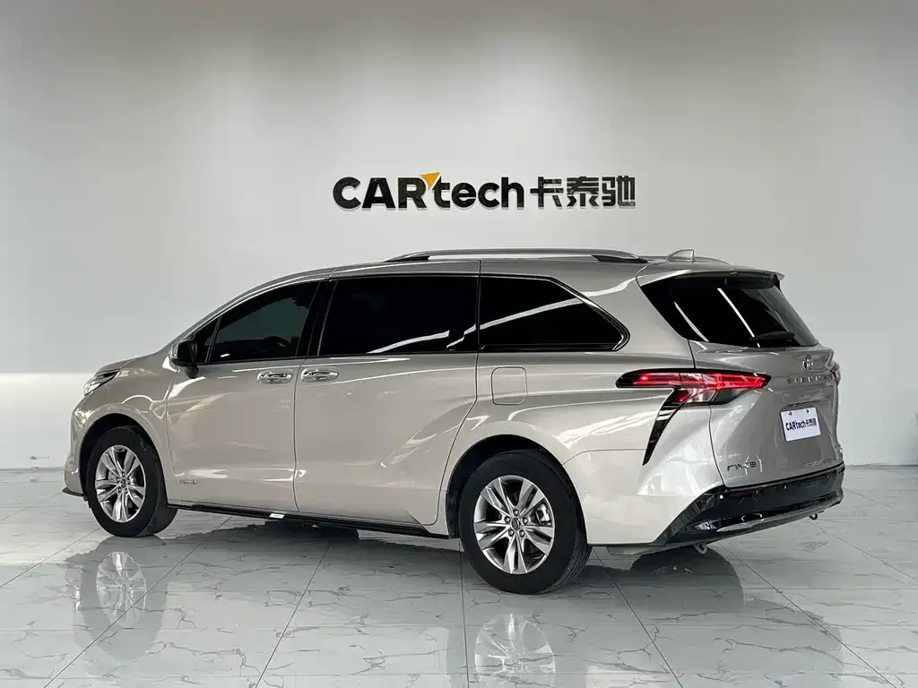 Toyota Sienna — фото 3
