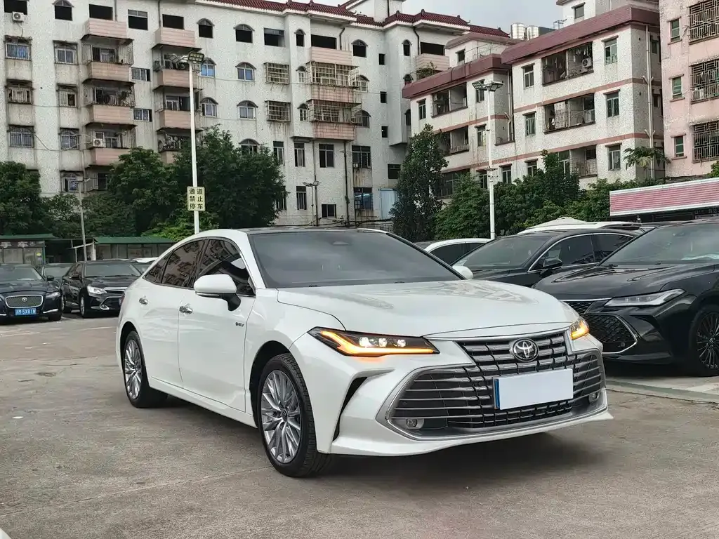 Toyota Avalon — фото 1