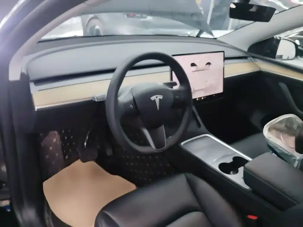 Tesla Model Y — фото 8