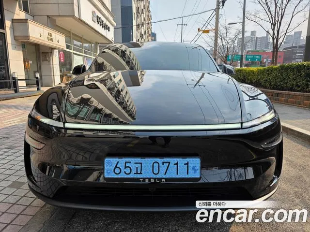 Tesla Model Y — фото 1