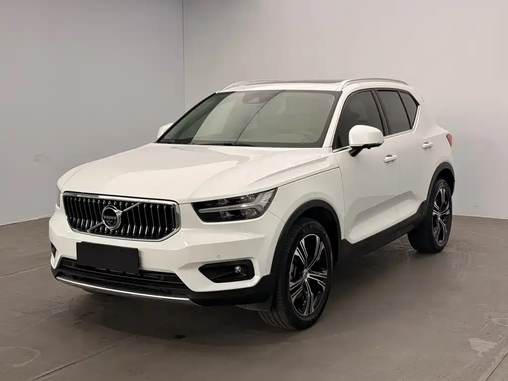Volvo XC40 — фото 1