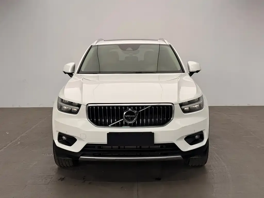Volvo XC40 — фото 10