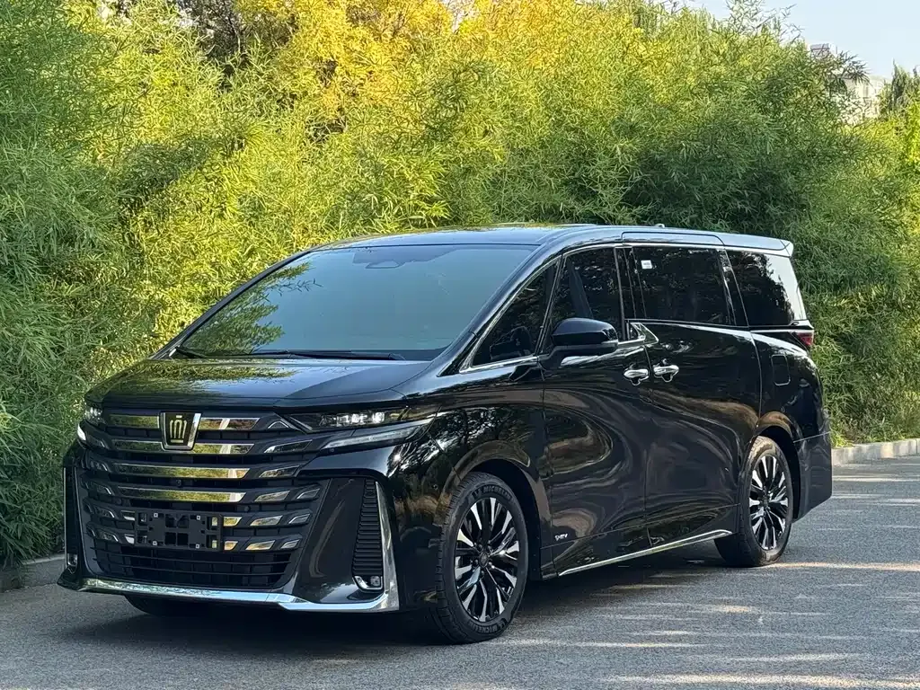 Toyota Vellfire — фото 1