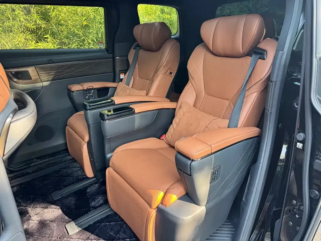 Toyota Vellfire — фото 2