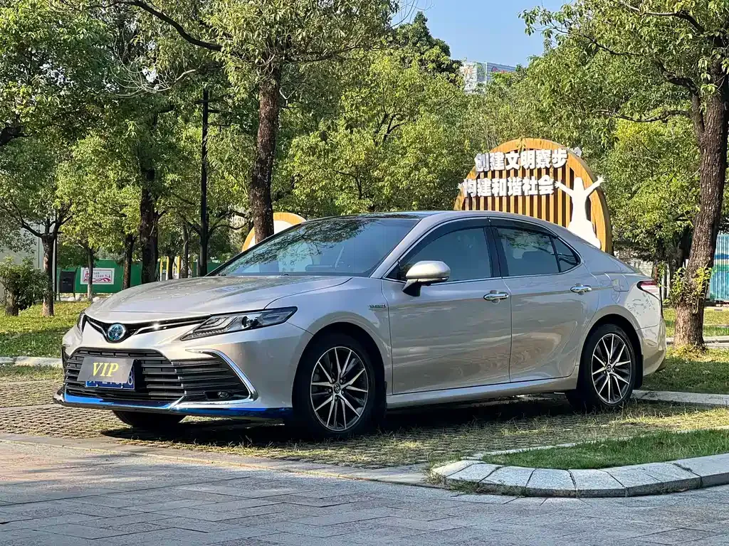 Toyota Camry — фото 1