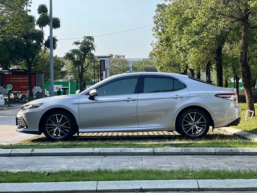 Toyota Camry — фото 10