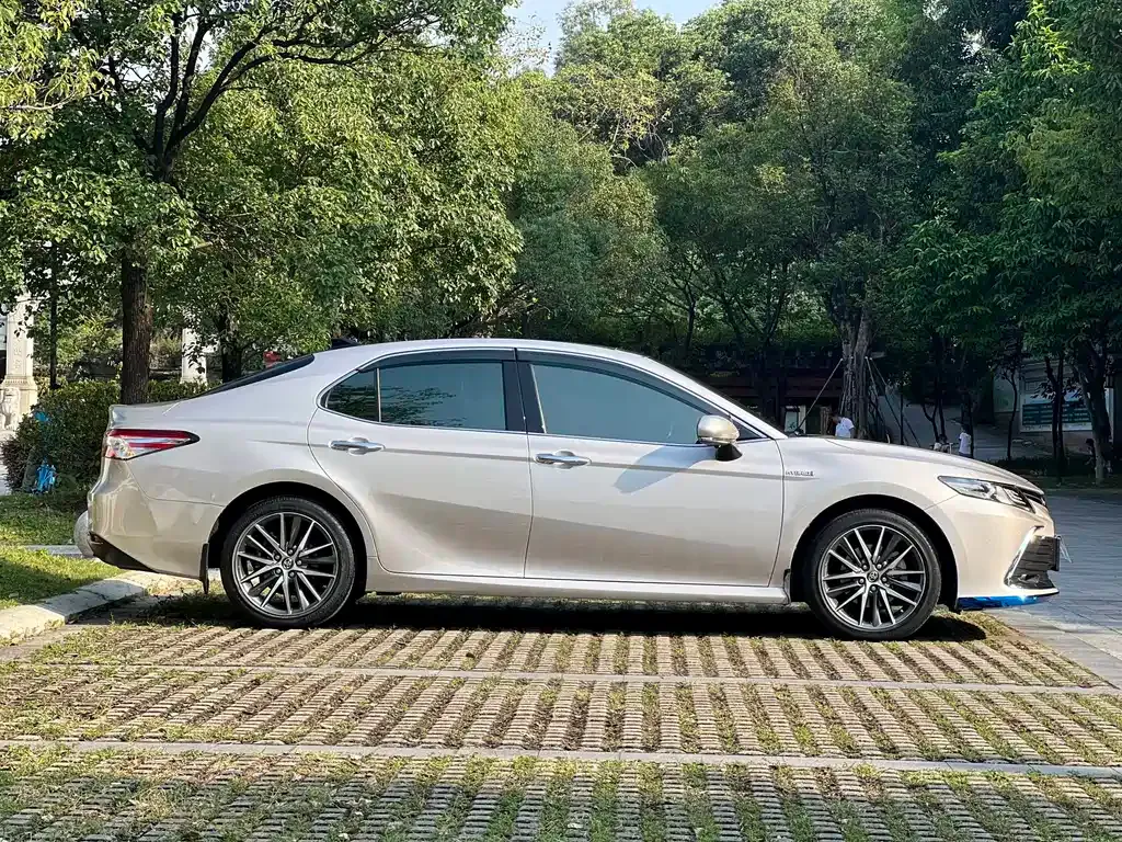 Toyota Camry — фото 9