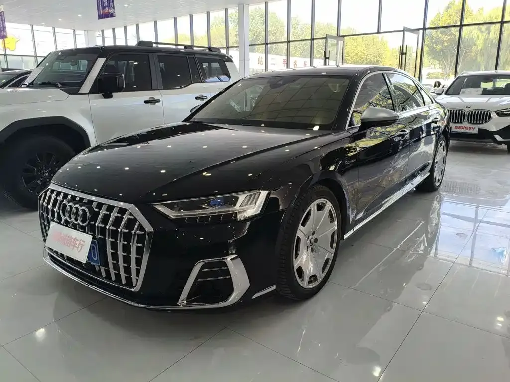 Audi A8 — фото 1