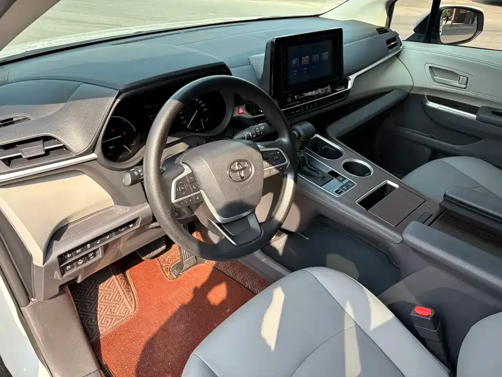 Toyota Granvia — фото 2
