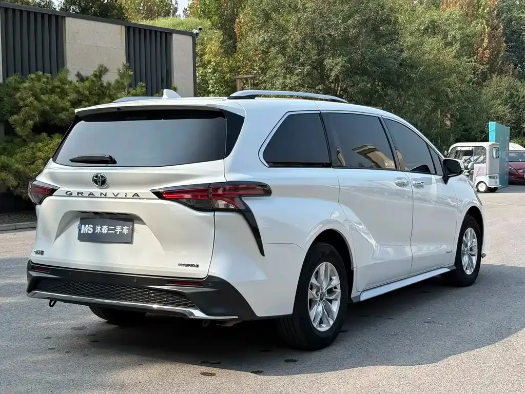 Toyota Granvia — фото 7