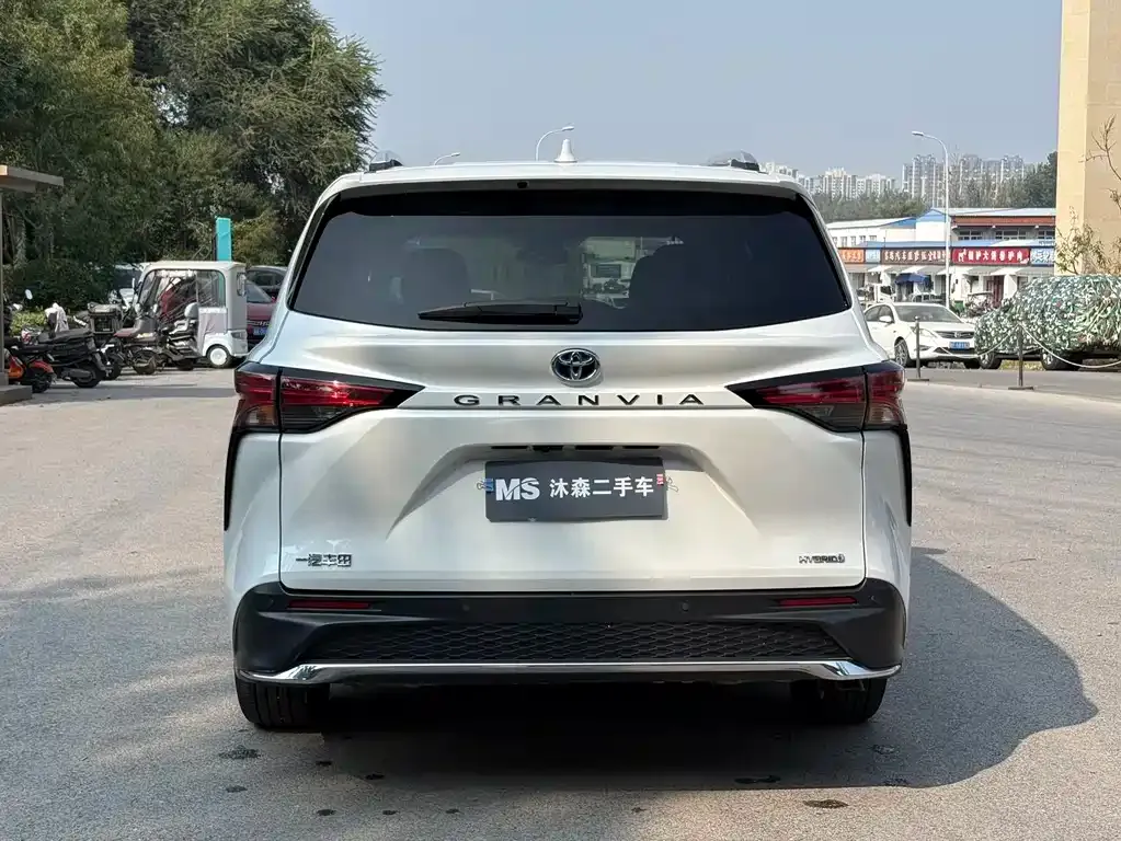 Toyota Granvia — фото 6