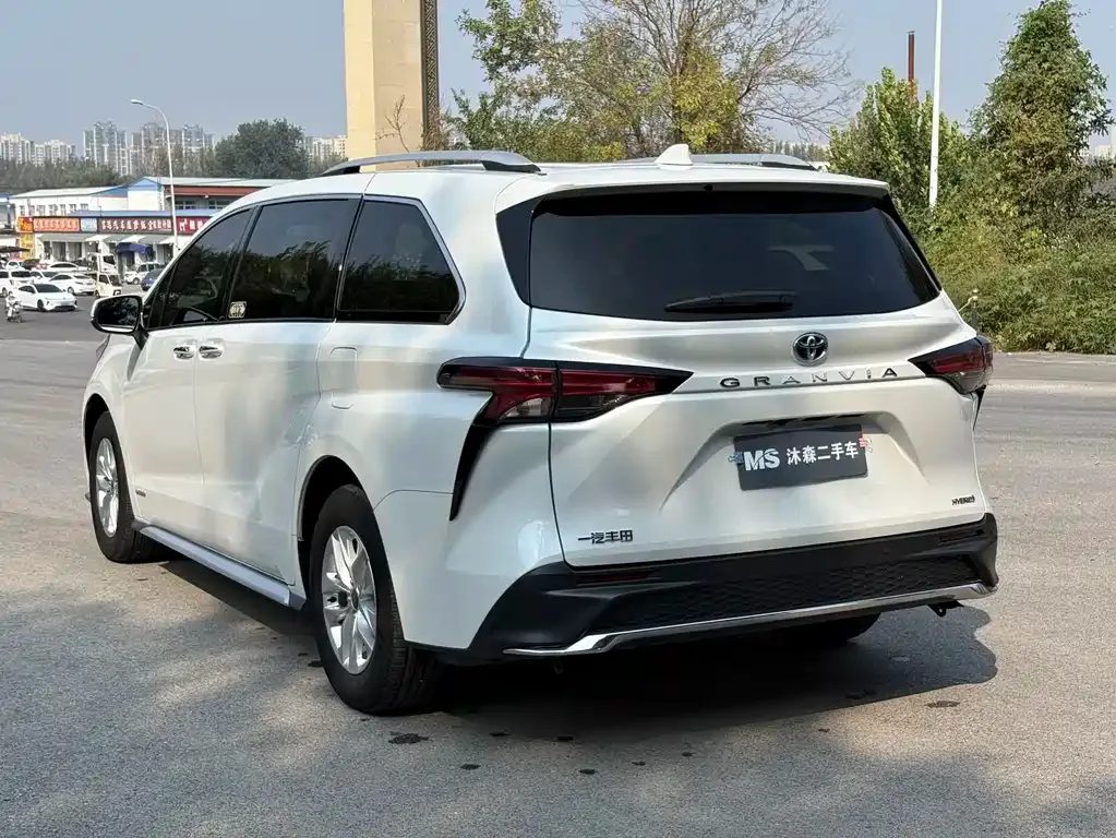 Toyota Granvia — фото 8