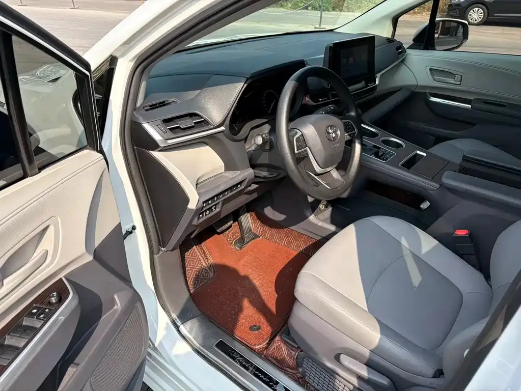 Toyota Granvia — фото 4
