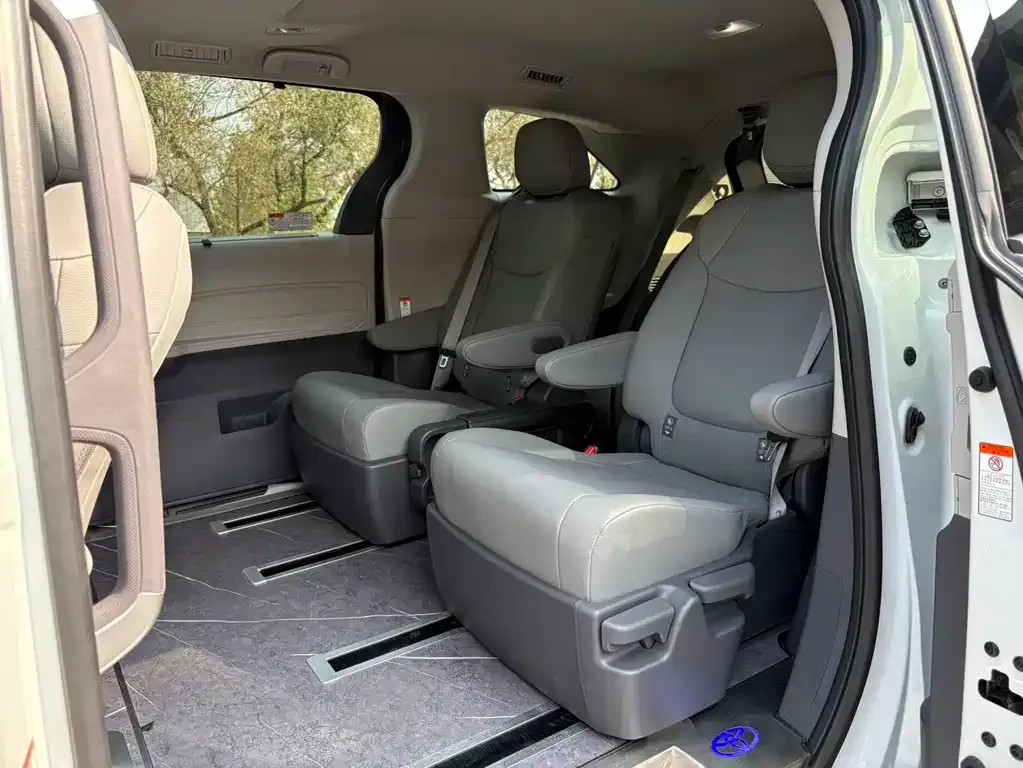 Toyota Granvia — фото 10