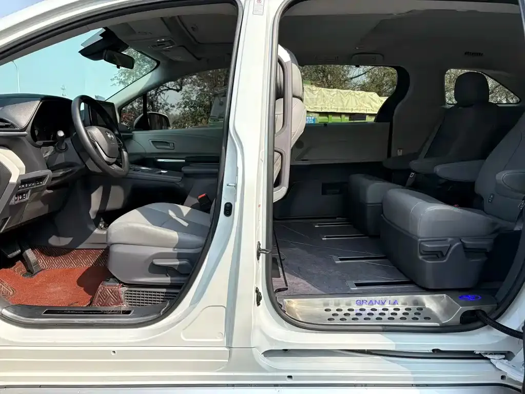 Toyota Granvia — фото 5