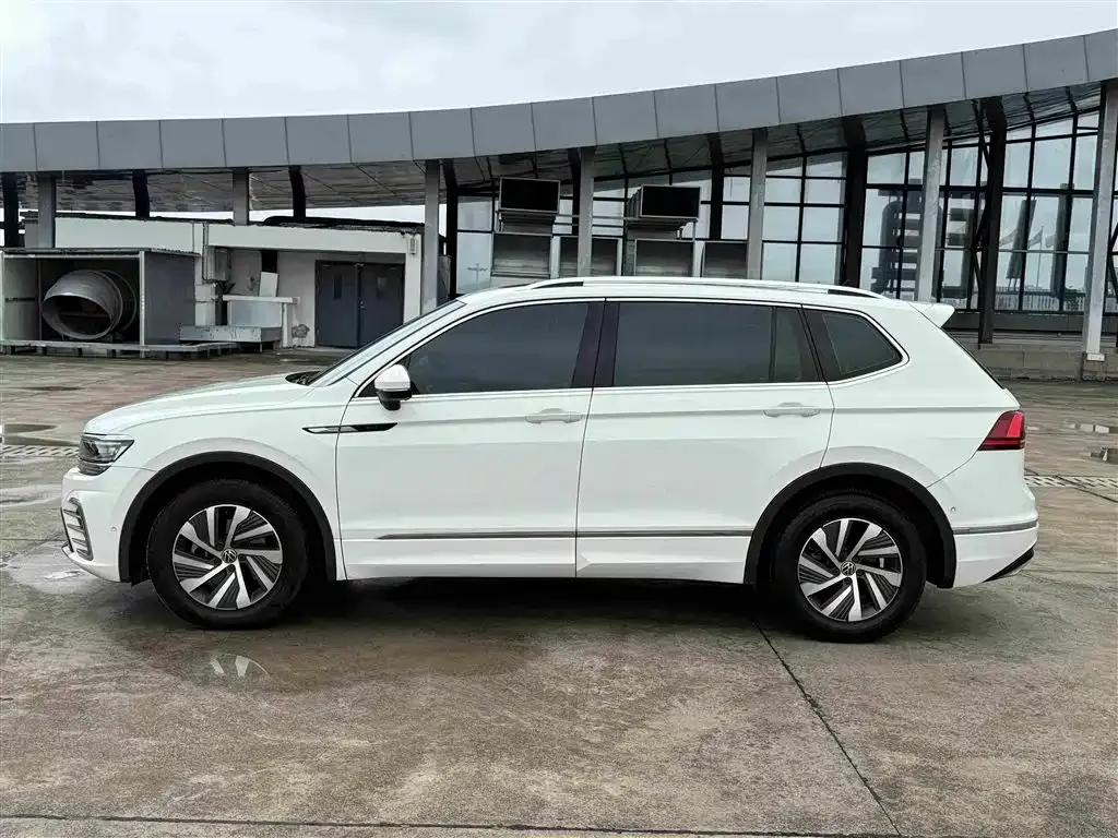 Volkswagen Tiguan L PHEV — фото 3