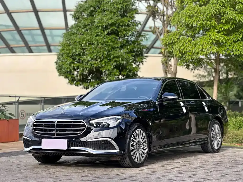 Mercedes-Benz E-Class — фото 1