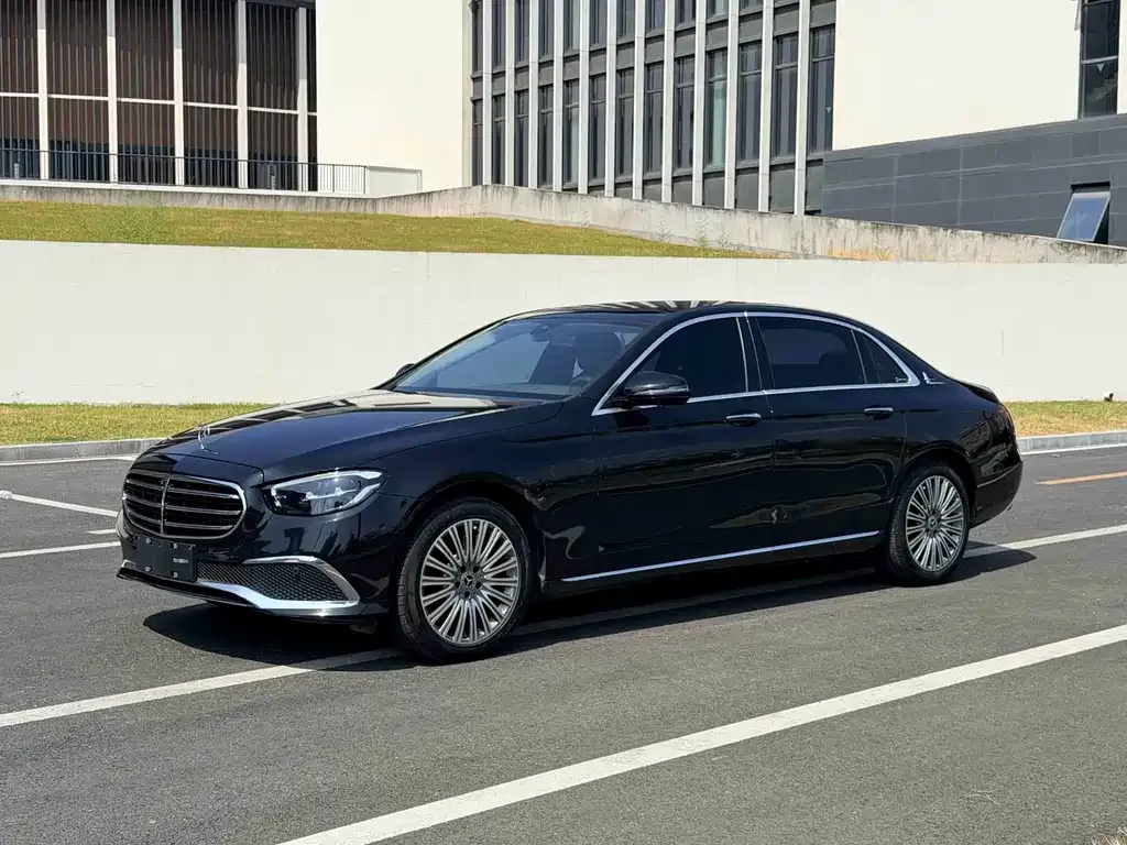 Mercedes-Benz E-Class — фото 1