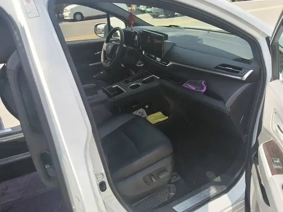 Toyota Granvia — фото 3