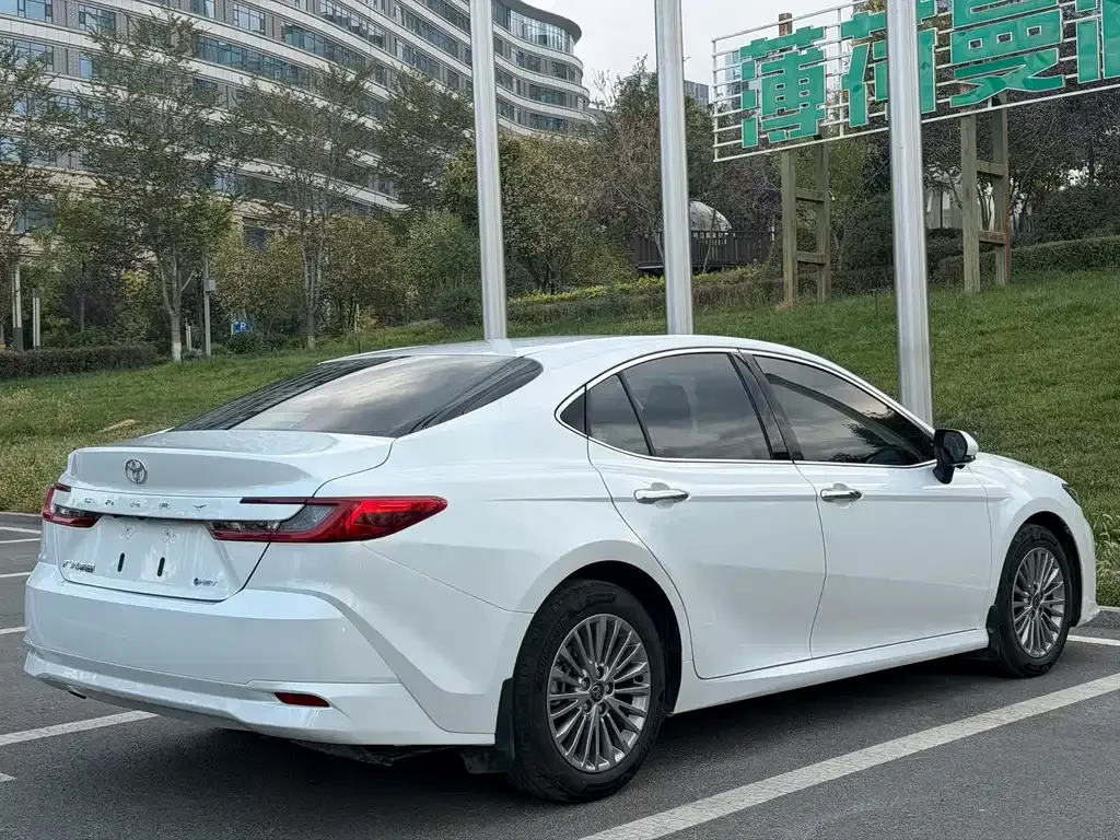 Toyota Camry — фото 9