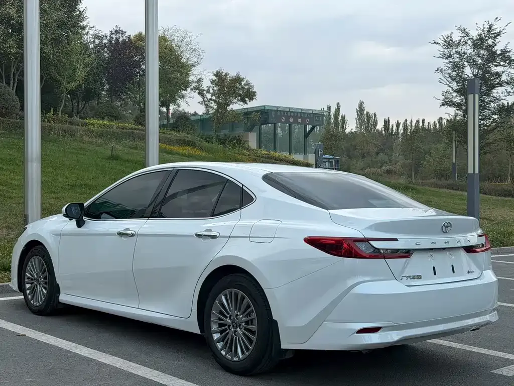 Toyota Camry — фото 8
