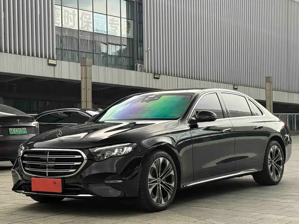 Mercedes-Benz E-Class — фото 1