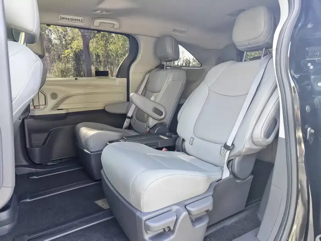 Toyota Granvia — фото 2