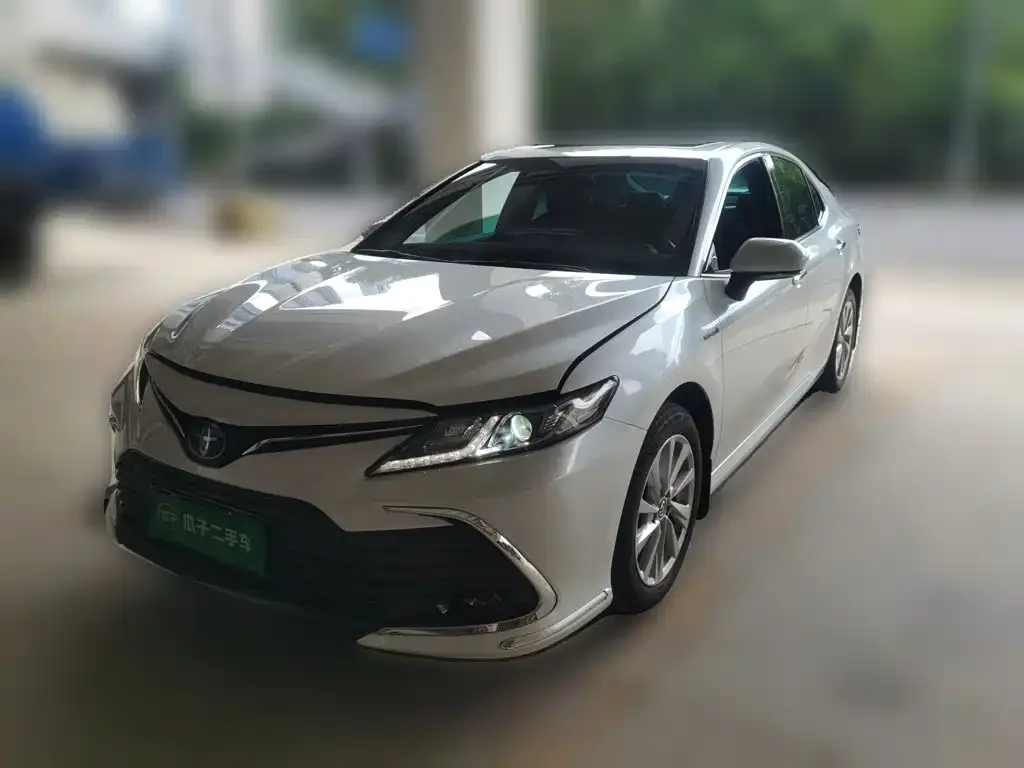 Toyota Camry — фото 1
