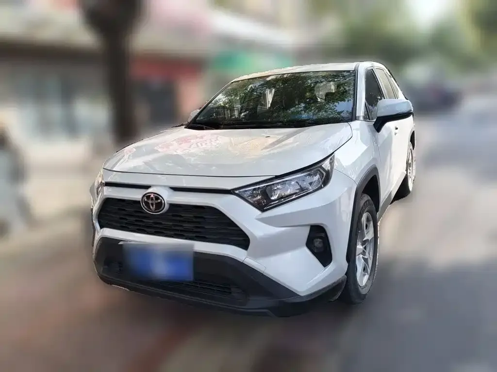 Toyota RAV4 — фото 1