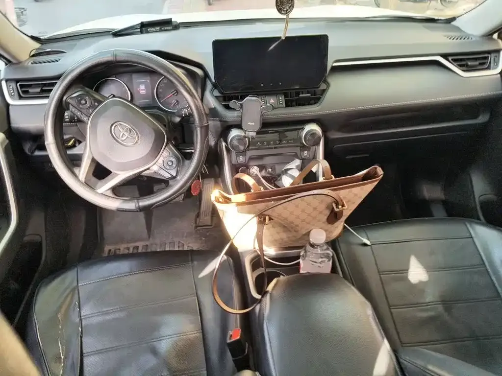 Toyota RAV4 — фото 9