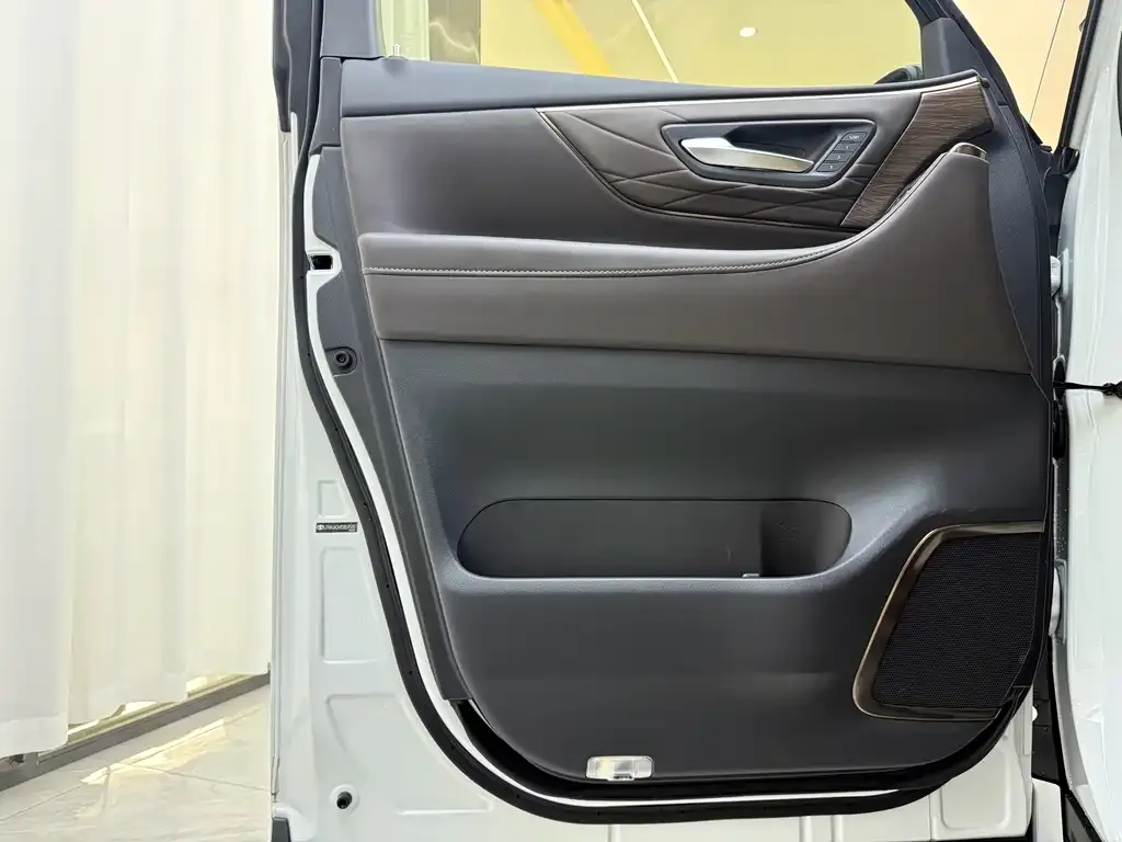 Toyota Alphard — фото 3
