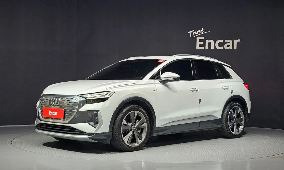 Audi Q4 e-tron — фото 1