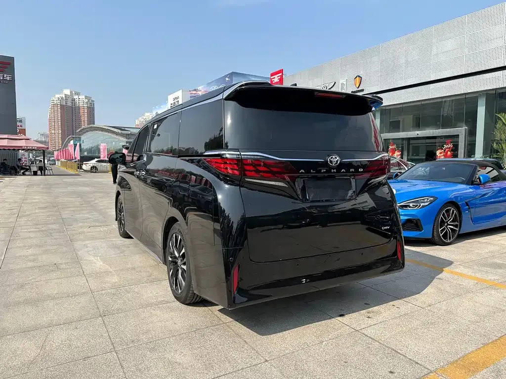 Toyota Alphard — фото 9