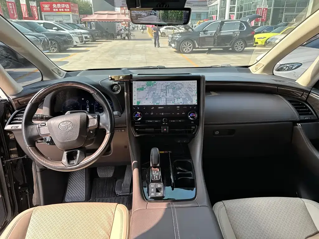 Toyota Alphard — фото 2