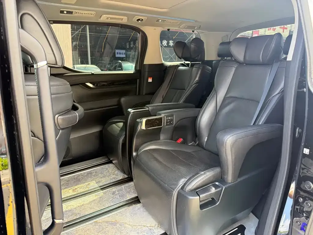 Toyota Vellfire — фото 2