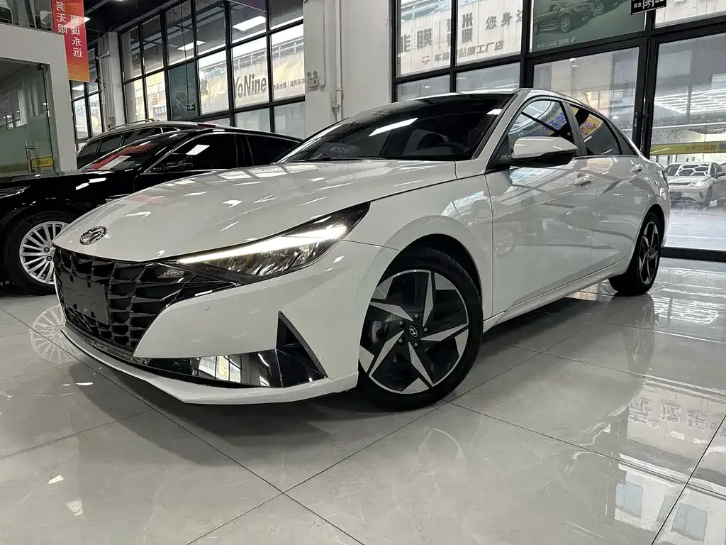 Hyundai Elantra — фото 1