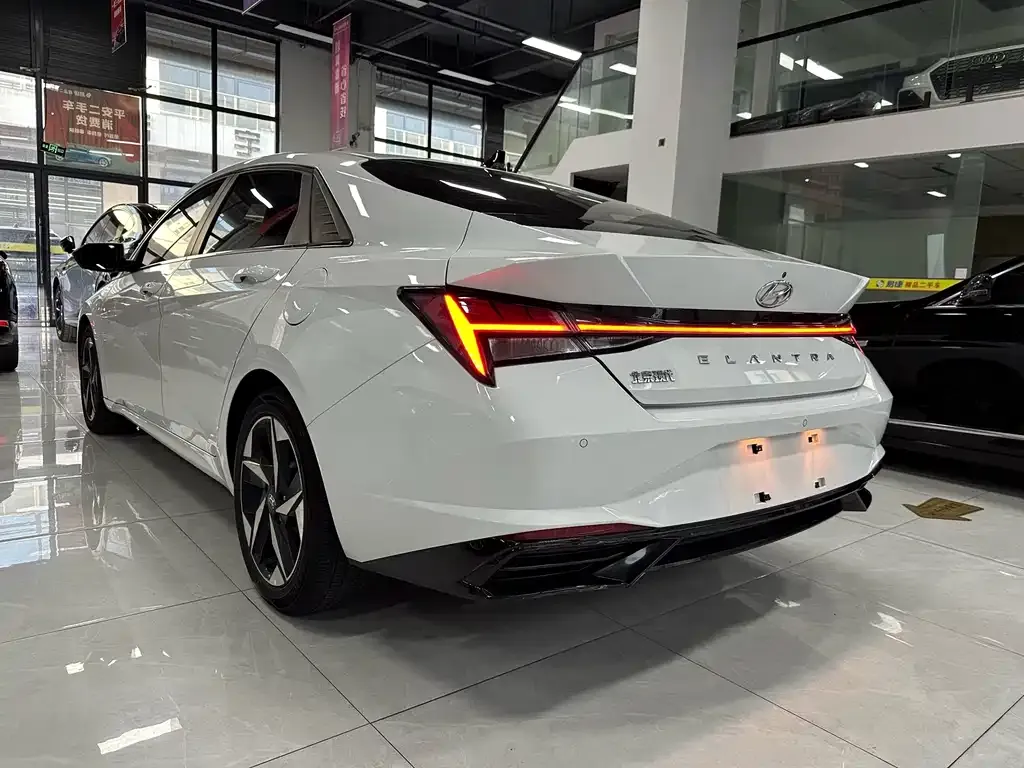 Hyundai Elantra — фото 4